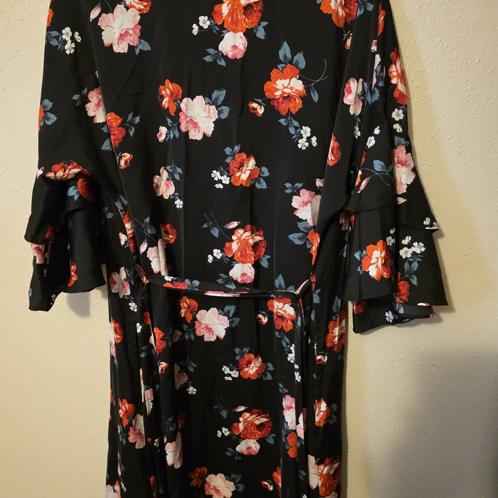 BEAUTIFUL FLORAL SILK ROBE WITH RUFFLE SLEEVES - Picture 5 of 5
